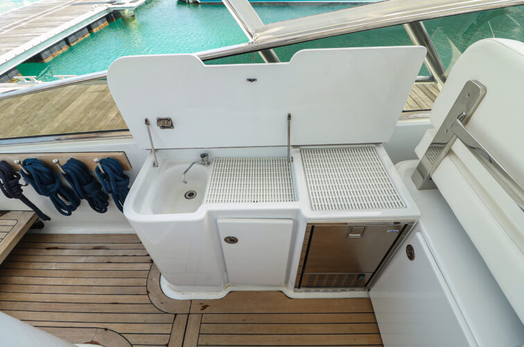 PRANA 46' ITAMA LUXURY YACHT WATER STATION