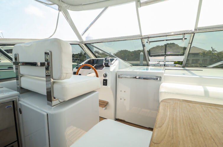 PRANA 46' ITAMA Custom Perfomance Yacht Helm